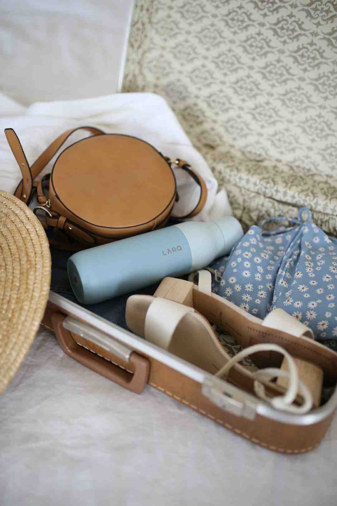सूटकेस में कपड़े कैसे रखें?