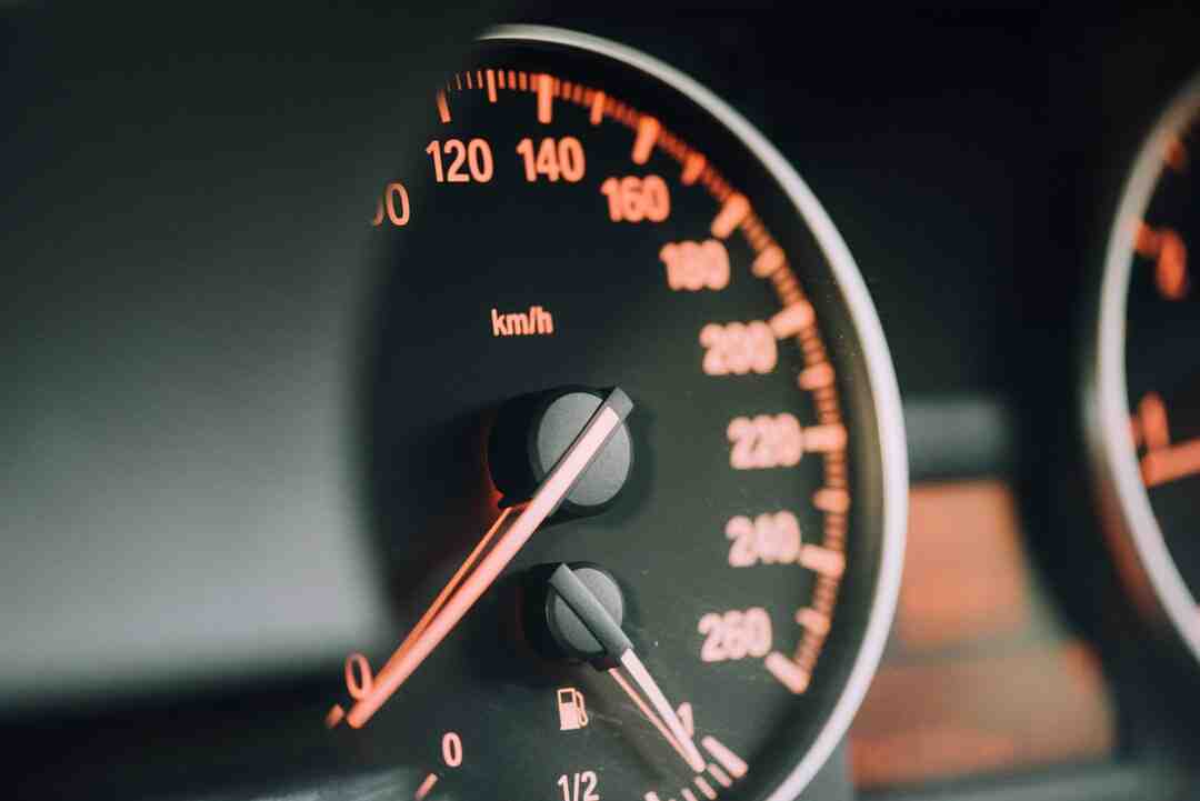 如何安全驾驶？平稳的驾驶减少了油耗。加速和减速，尤其是在可能的情况下使用发动请使用巡航控制系统以确保保持速度和平稳行驶。