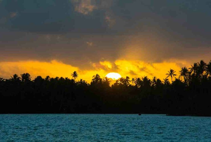 Quelle mer baigne Tahiti ?