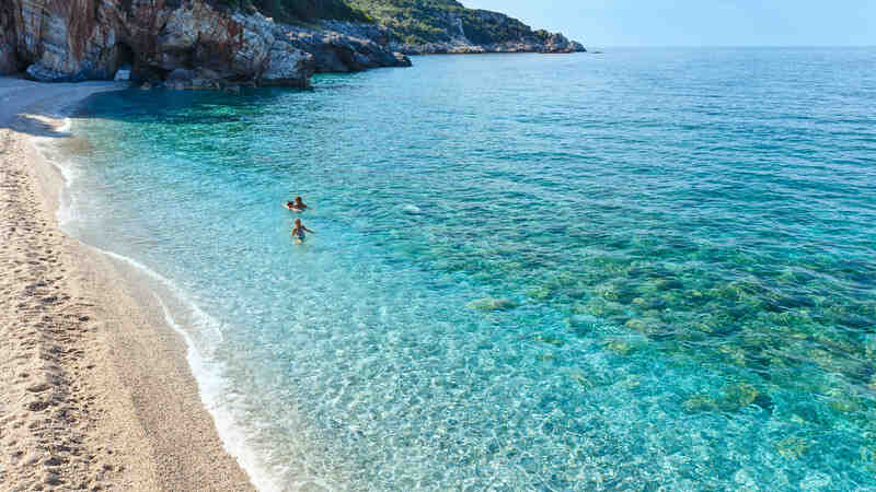 ビデオ: 最も美しいビーチがあるギリシャの島はどれですか?