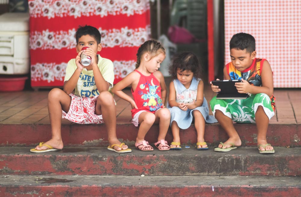 Niños en las calles de Tahití