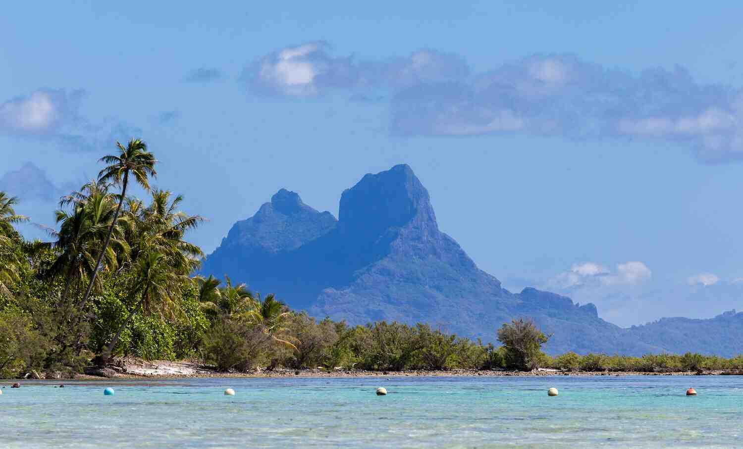 How to go by boat in Tahiti?