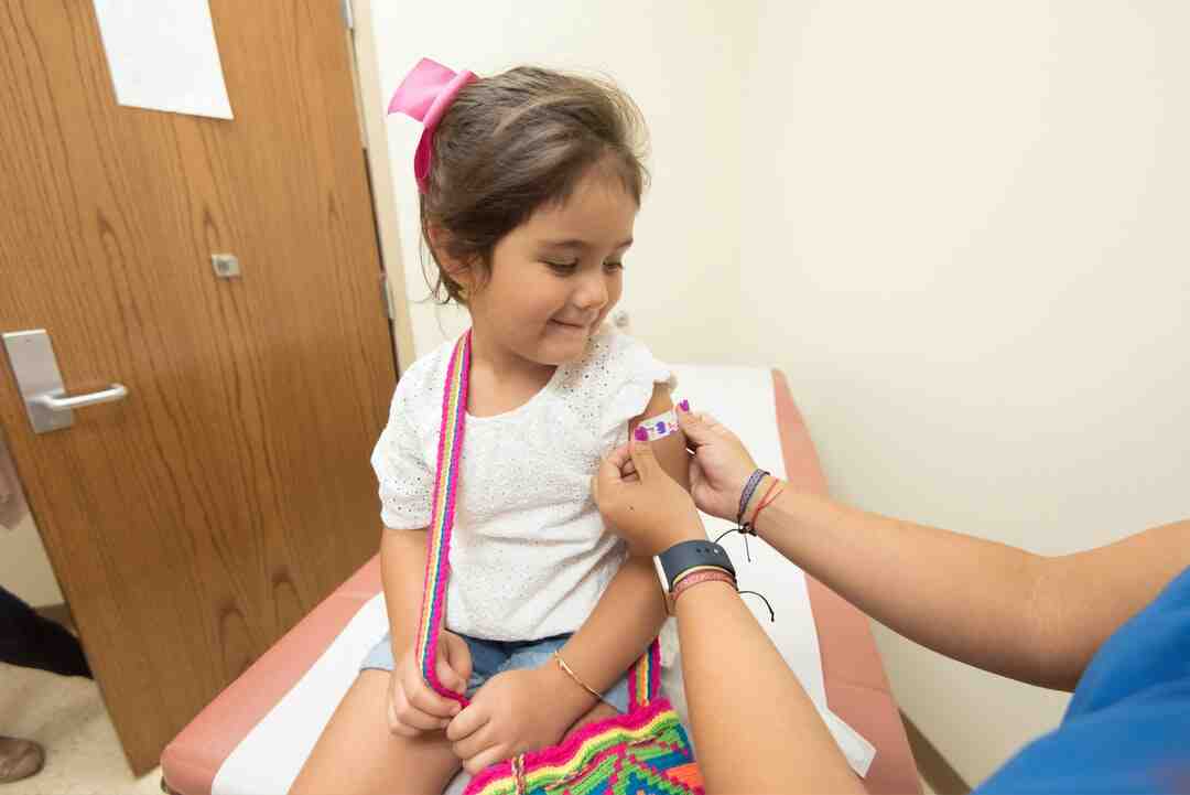 متى يتم وضع اللصقة قبل التطعيم؟
