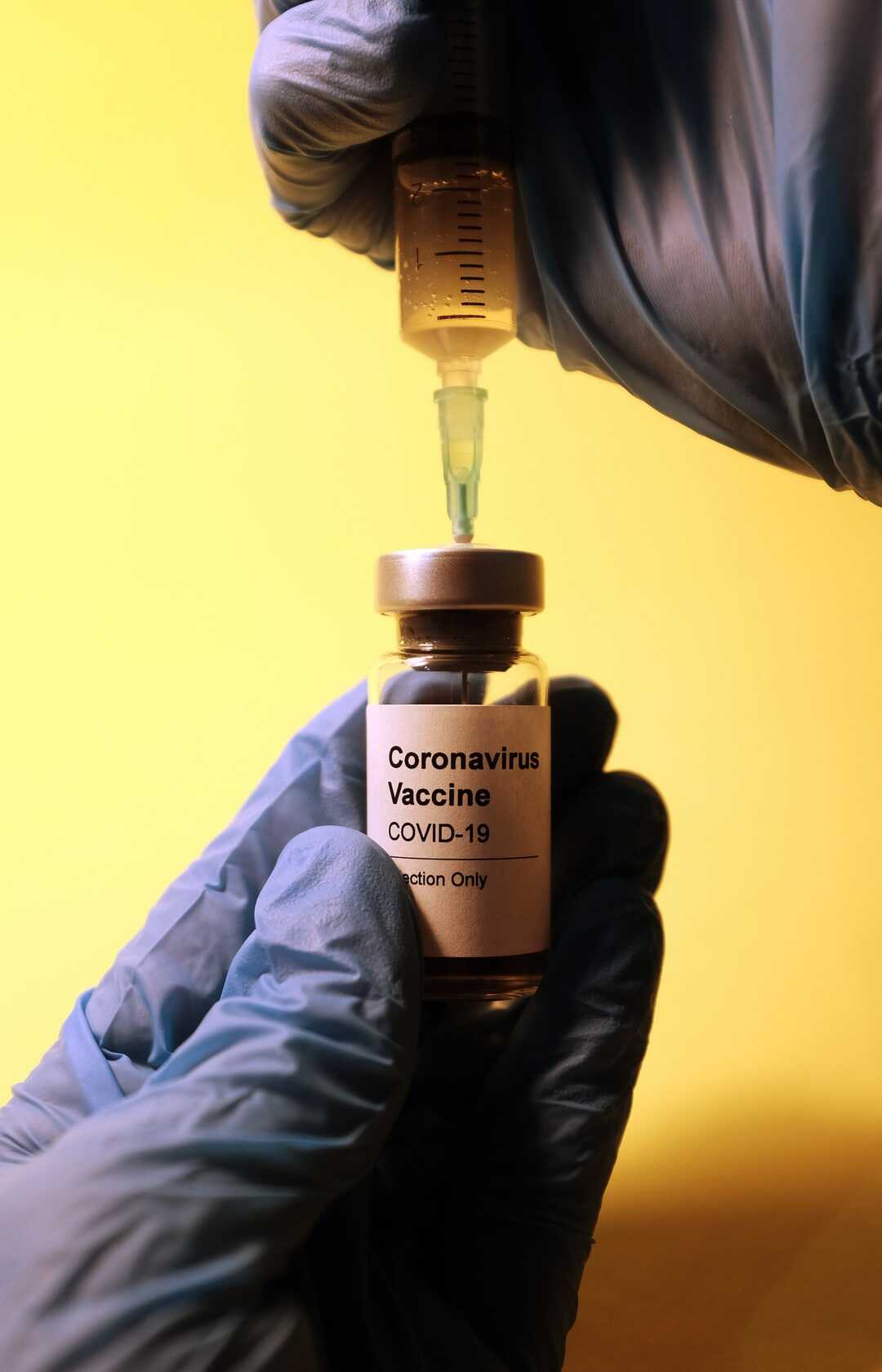 Il n'y a pas de délai à respecter entre le vaccin contre la fièvre jaune et le vaccin Covid-19.